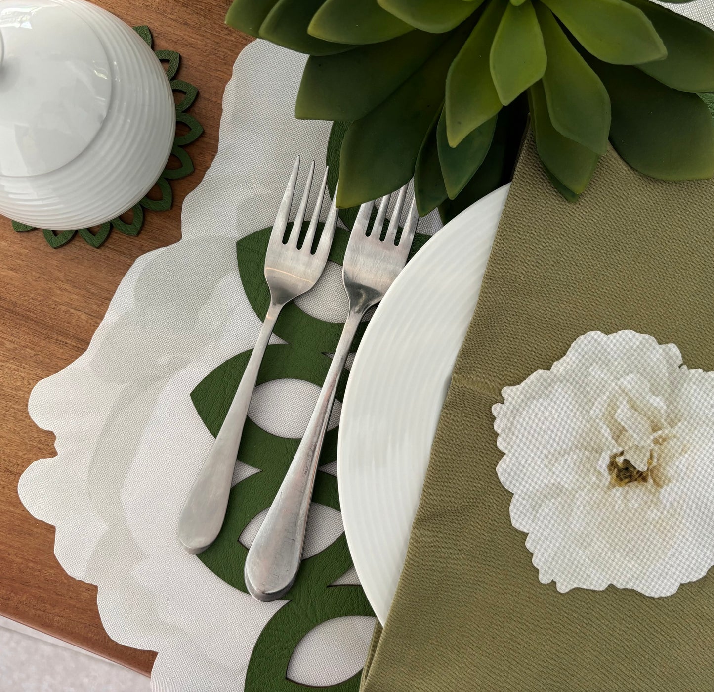 Caoba White Carnation Placemat